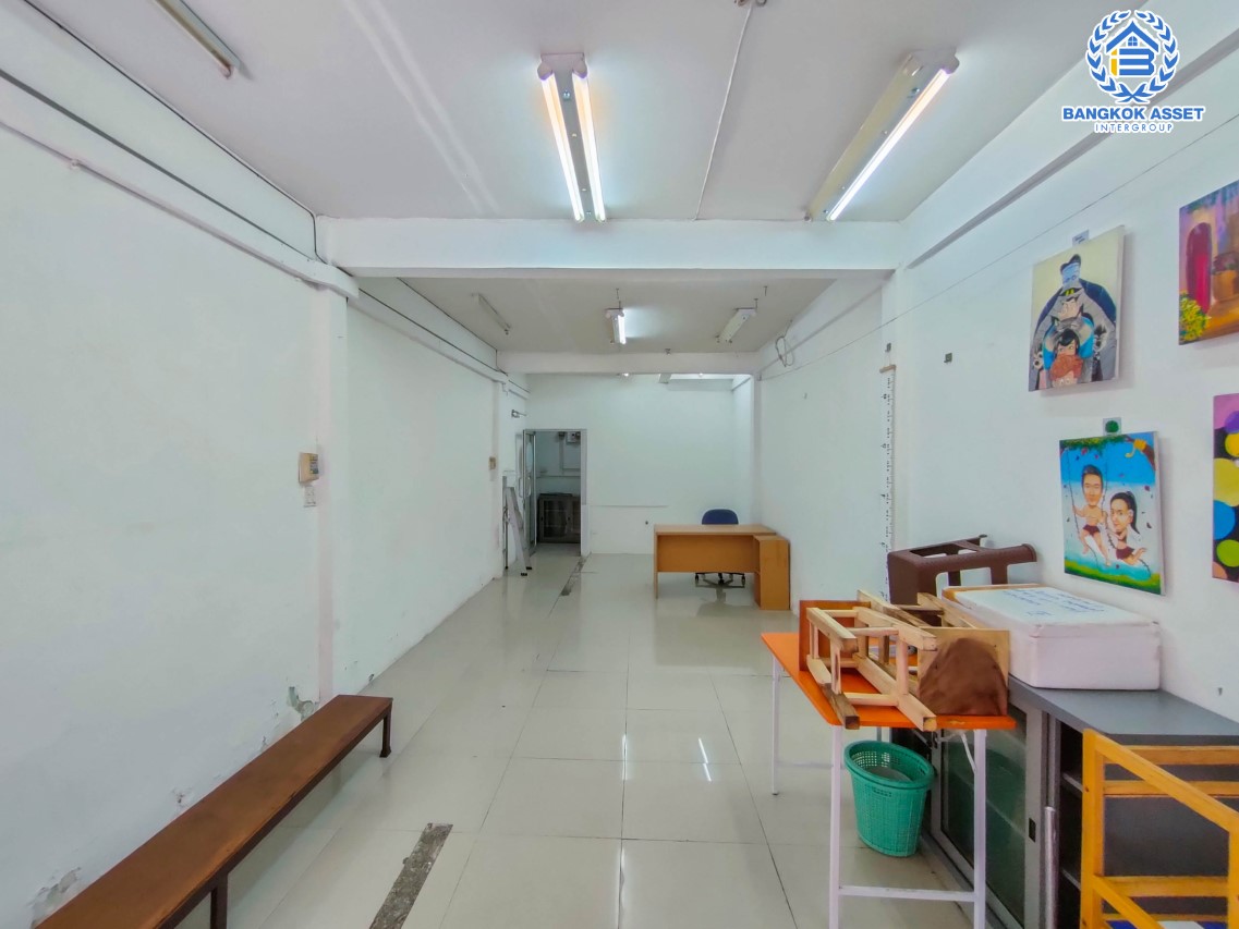 อาคารพาณิชย์มือสอง ซอยวงศ์สว่าง11 เนื้อที่กว้าง 13 ตร.ว. ฟังก์ชัน 4 ห้องนอน 3 ห้องน้ำ ภายในสภาพดี ตั้งบนทำเลชุมชนสามารถค้าขายทำธุรกิจได้ เชื่อมต่อถนนวงศ์สว่าง, ถนนพิบูลสงคราม, ถนนนครอินทร์ ใกล้รถไฟฟ้าสายสีม่วง "สถานีวงศ์สว่าง" และทางด่วน "ศรีรัช" จองเลย! ...